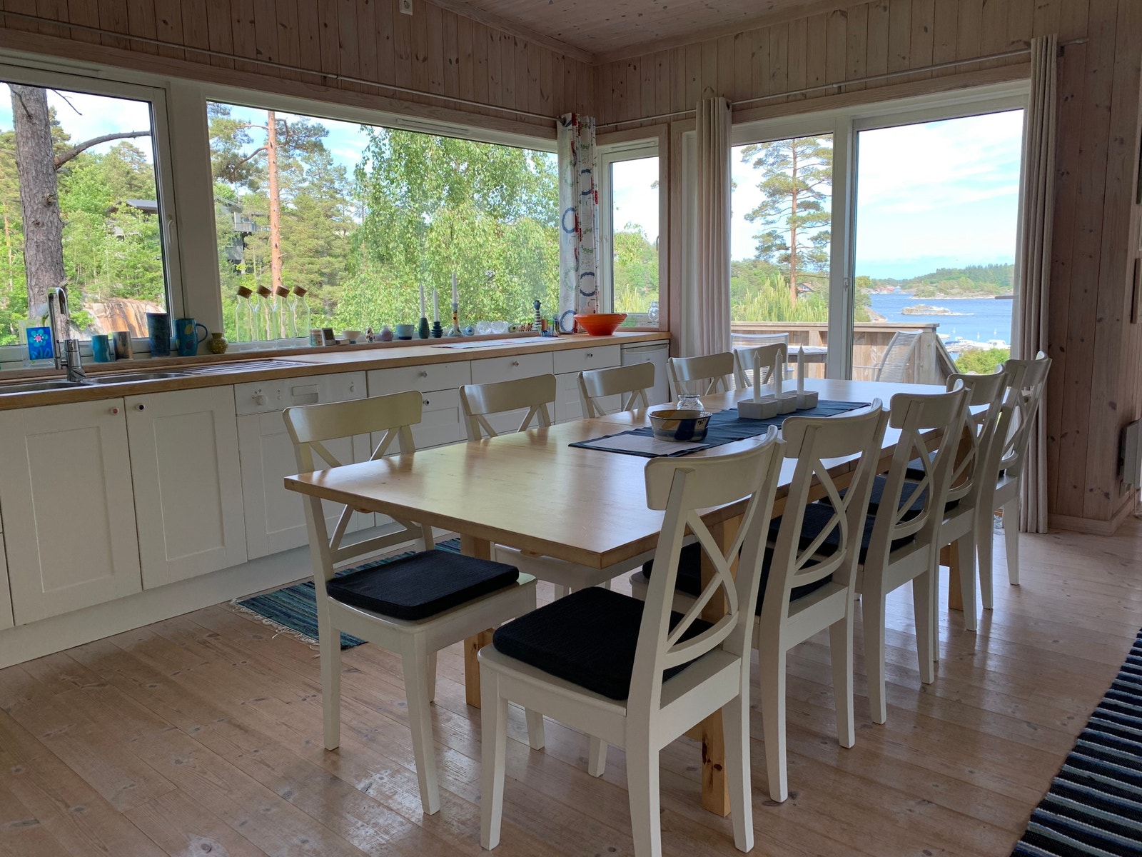 Kjøkken med utgang til to terrasser Galleribilde