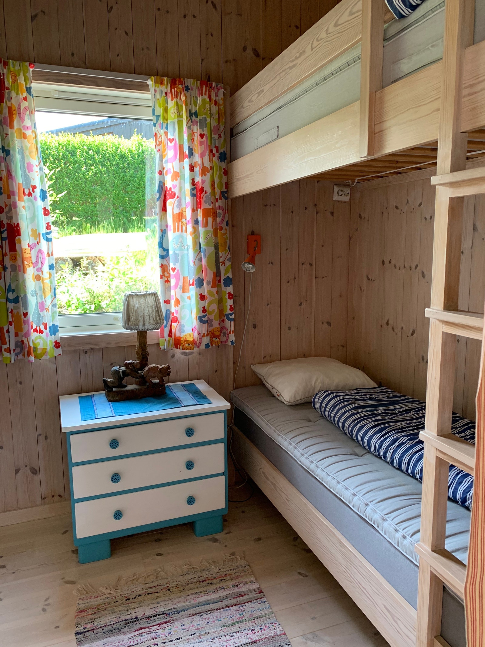 Soverom 2 – køyeseng 90 cm nede og 90 cm oppe (men denne er høy å klatre opp i) Galleribilde