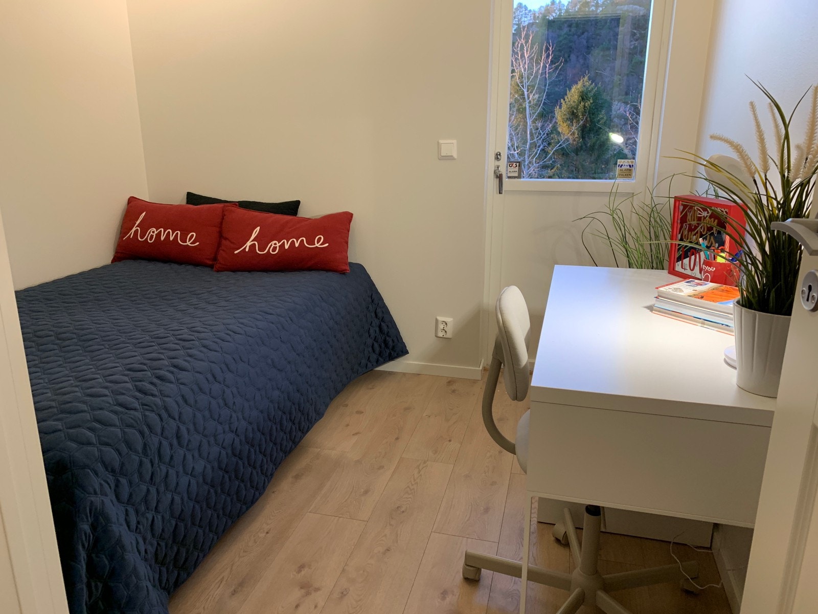 Rom 3 m seng 1,20 cm, ledig for ett år med oppstart 1. august, med mulighet for forlengelse. Galleribilde