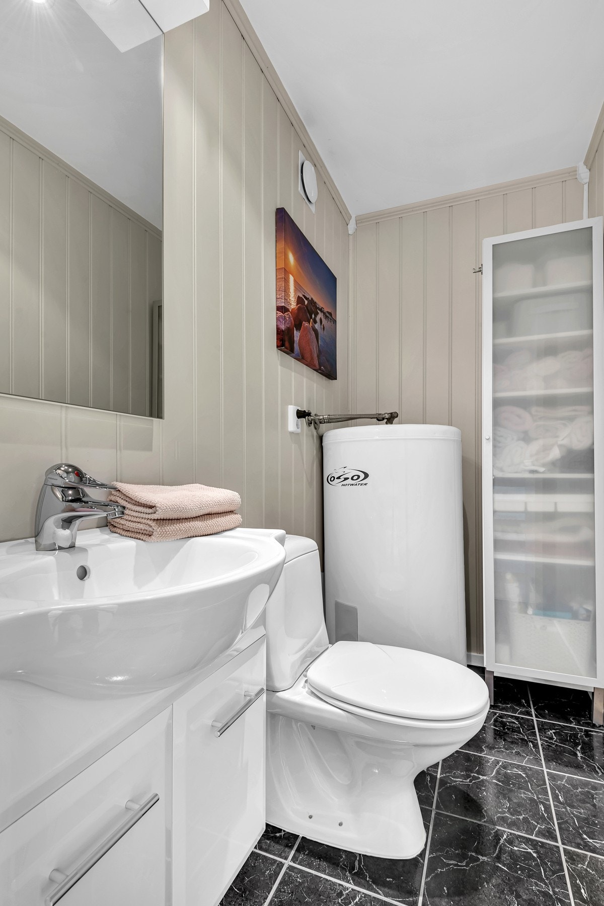 Praktisk separat toalett med enkel innredning Galleribilde