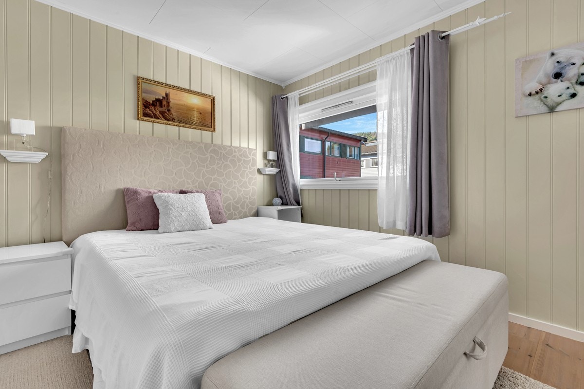 Hovedsoverommet har god plass til dobbeltseng med tilhørende nattbord Galleribilde