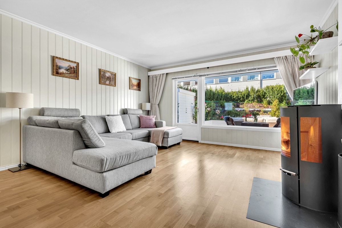 Lys og hyggelig stue med store vinusflater som bidrar til rikelig med naturlig lysinnslipp Galleribilde