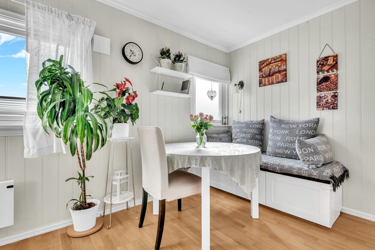 Kjøkkenet har god plass til et hyggelig spisebord Galleribilde