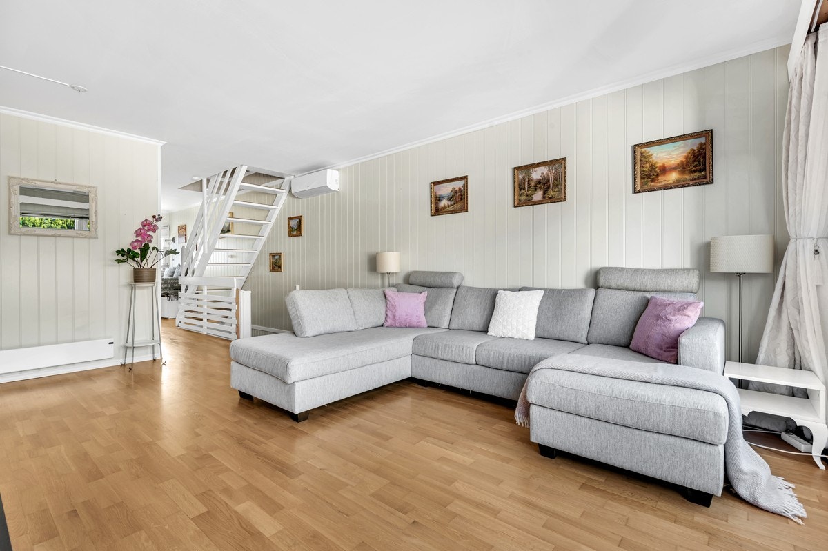 Det er god plass til sofamøblement med tilhørende stuebord Galleribilde