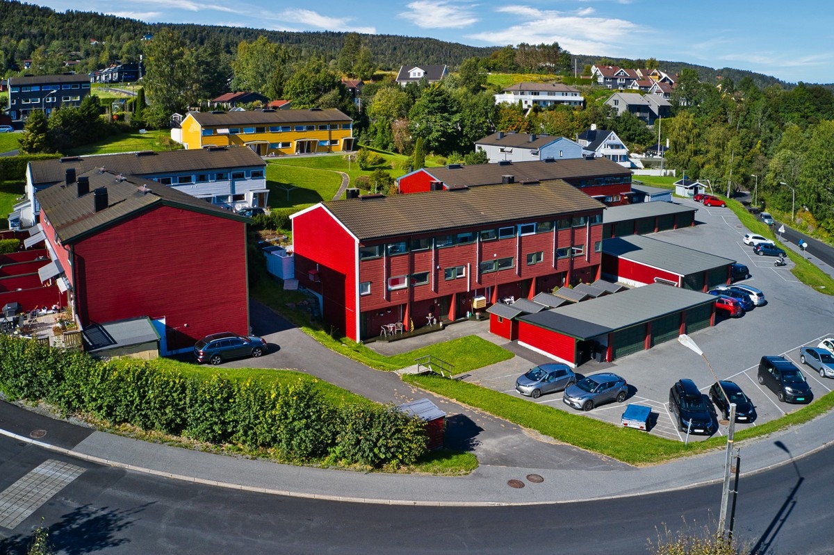 Boligen har bruksrett til en garasjeplass i rekke Galleribilde