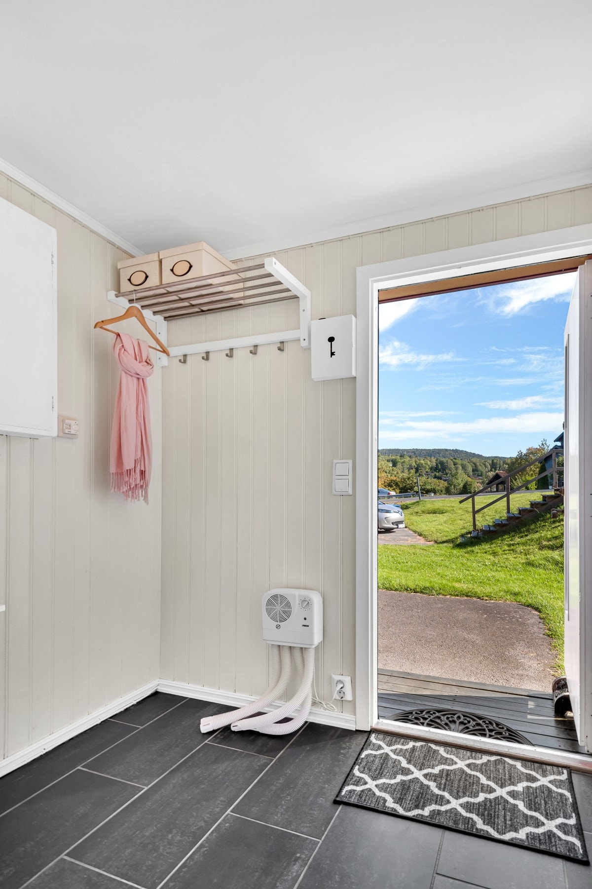 Pent flislagt og innbydende entré Galleribilde