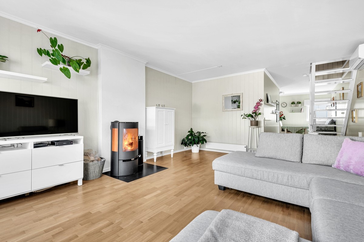 Det er satt inn en hyggelig peisovn sentralt i rommet som bidrar til ekstra hygge og varme på de kaldeste dagene Galleribilde