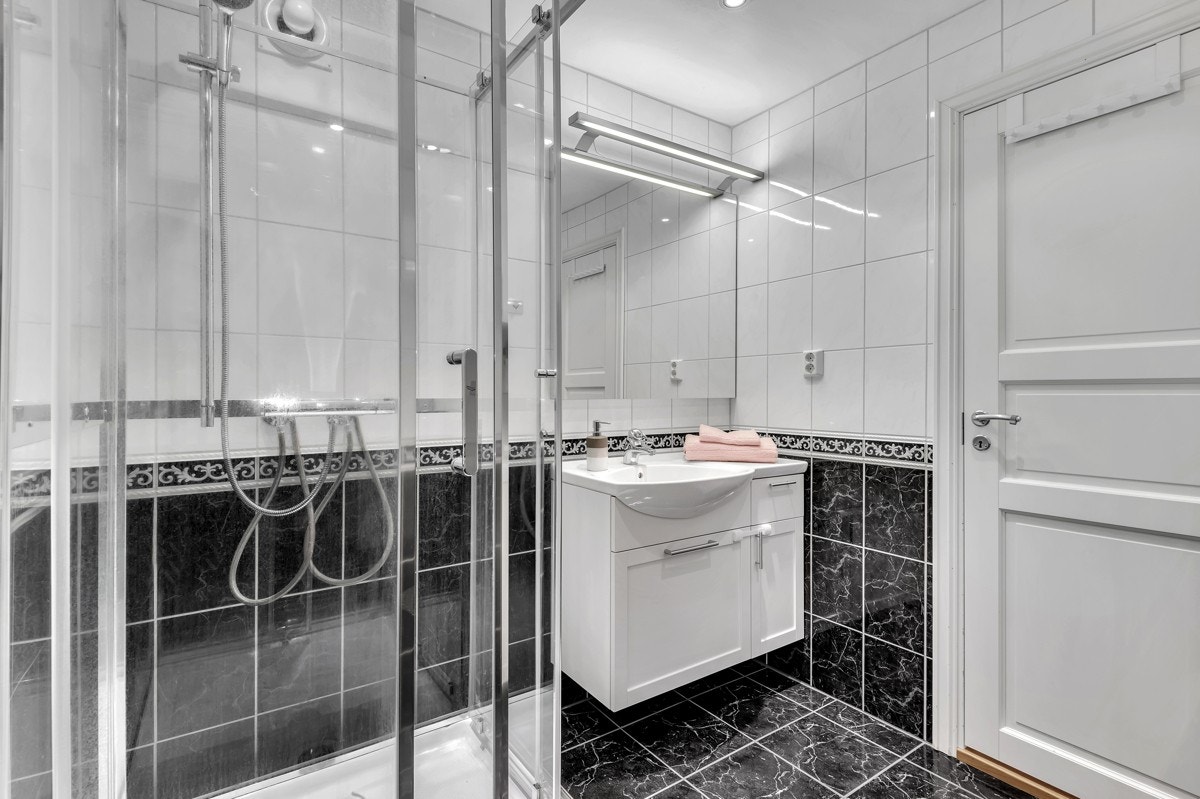 Badet har en fin romløsning og er pent flislagt Galleribilde