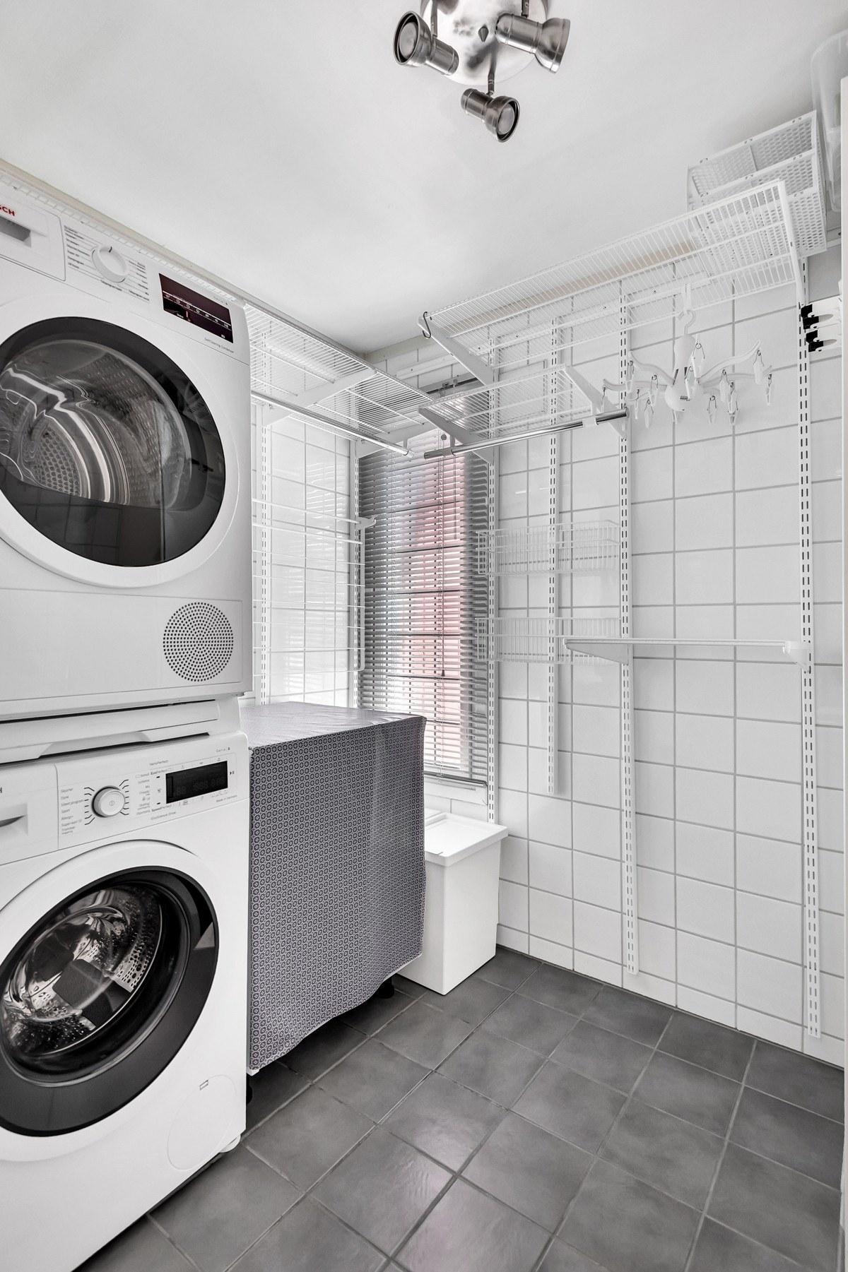 Praktisk separat vaskerom med opplegg for vaskemaskin Galleribilde