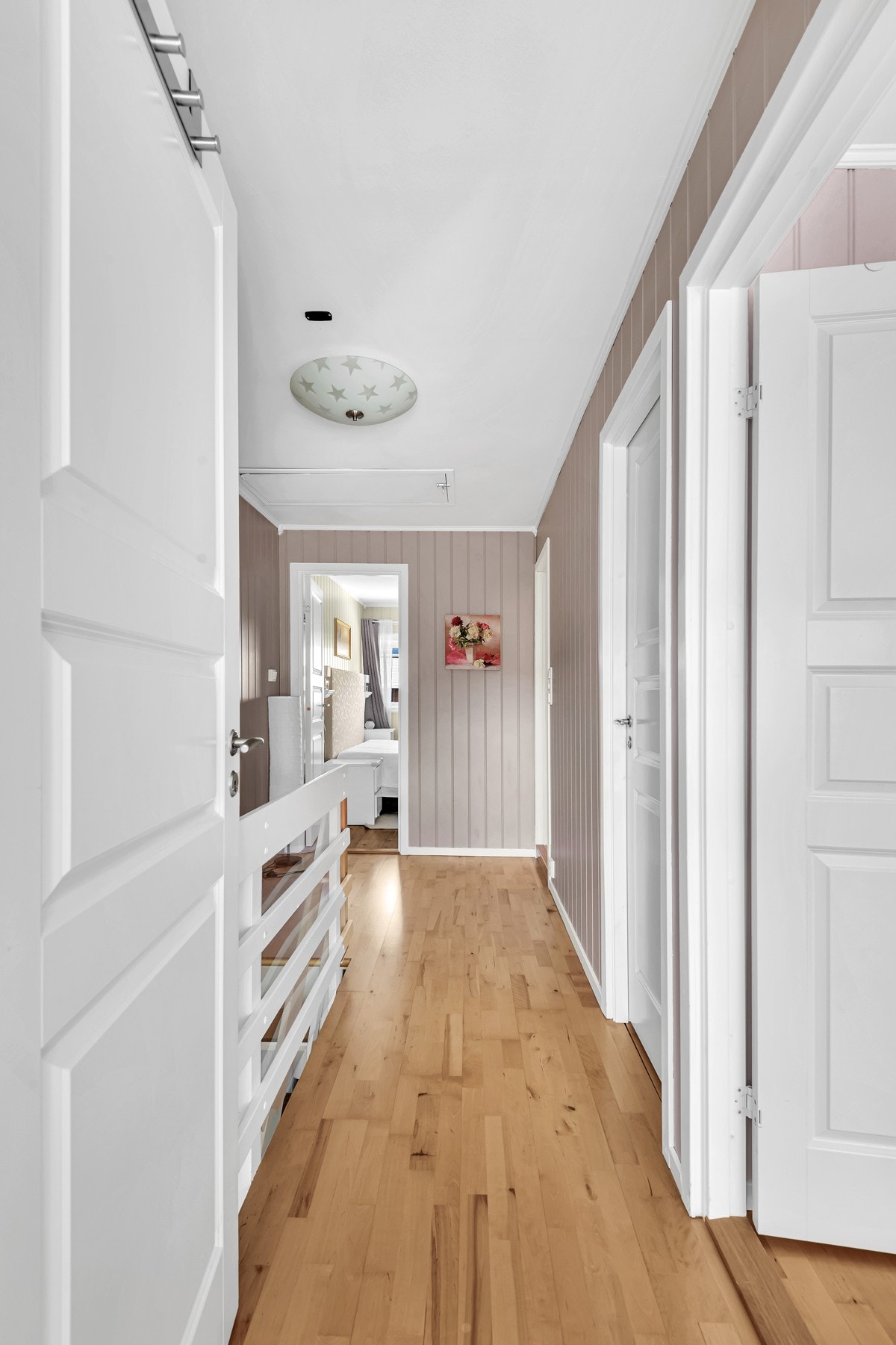 Boligens 3. etasje består av 3 soverom, bad og et separat toalett Galleribilde