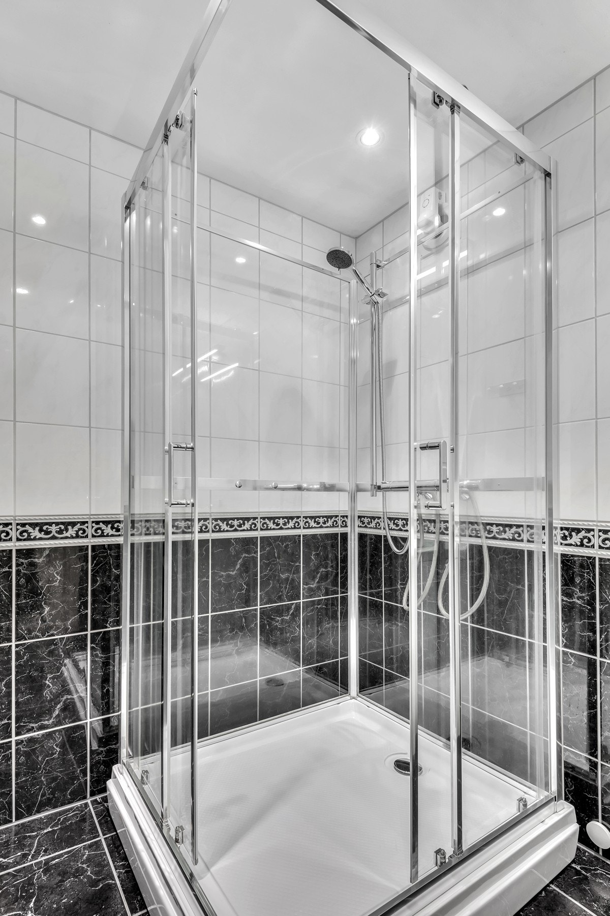 Badet er innredet med dusjkabinett Galleribilde