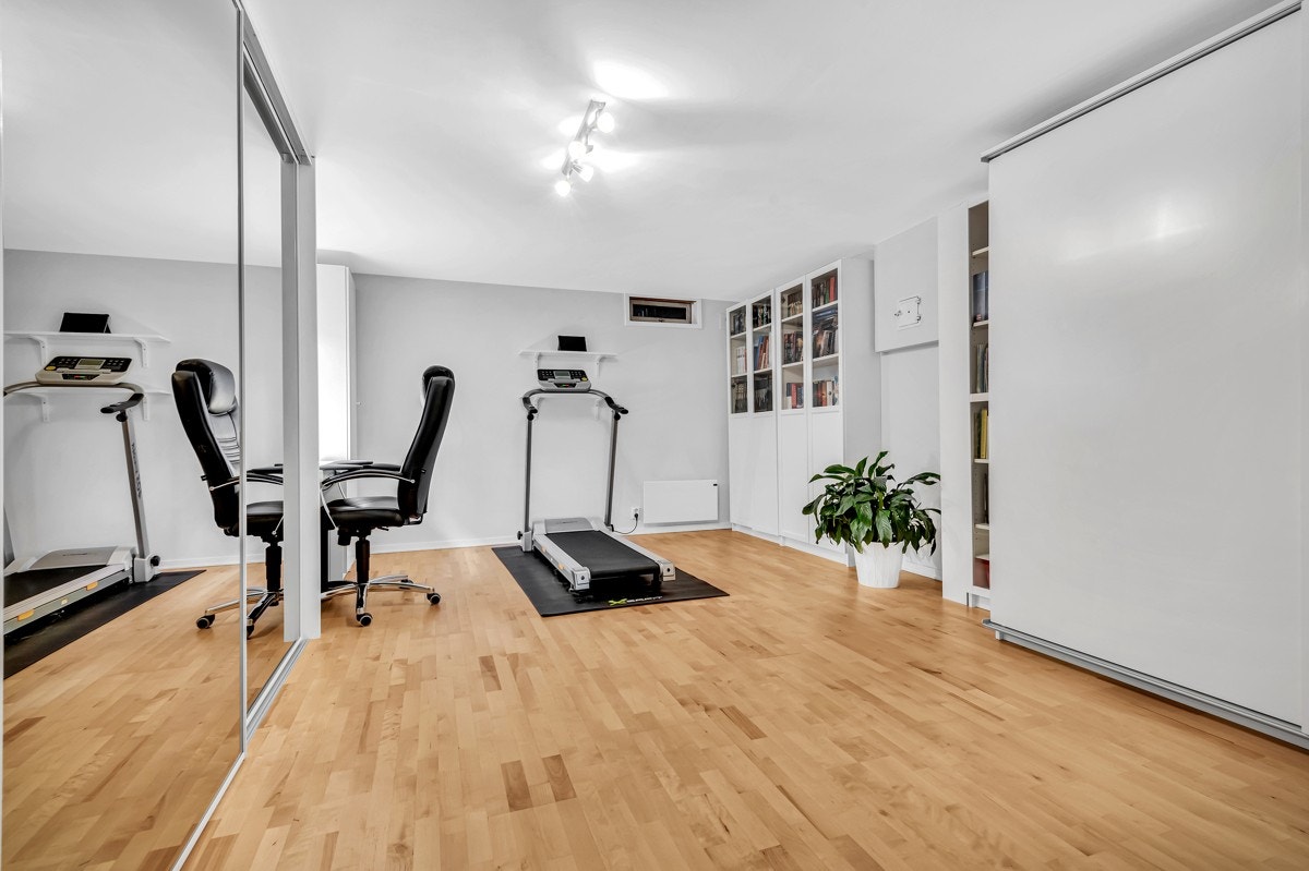 Stort rom som i dag benyttes som treningsrom og kontor Galleribilde