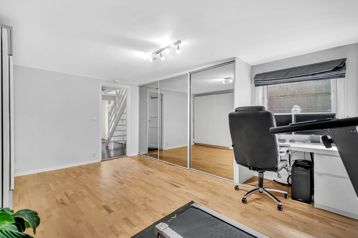 Det er satt opp to romslige skyvedørsgarderober med spiel Galleribilde