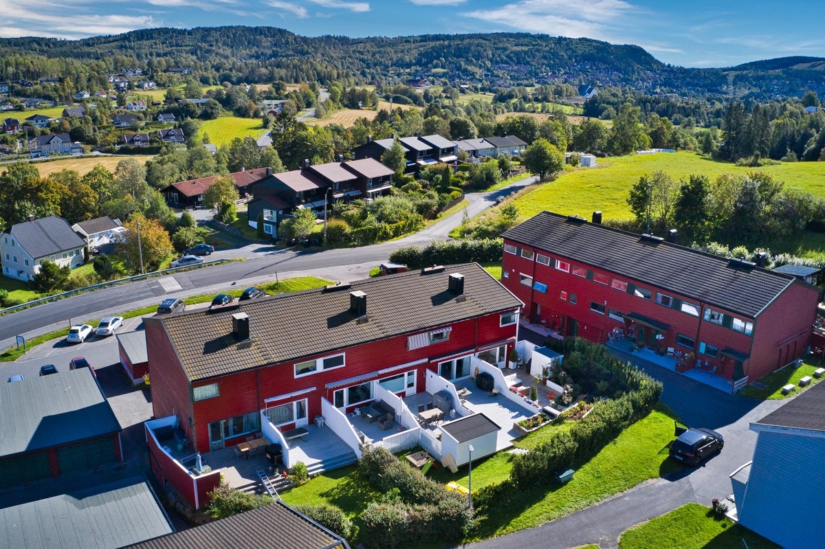 Enderekkehus over 3 plan beliggende rolig og barnevennlig til i populære Lommedalen Galleribilde