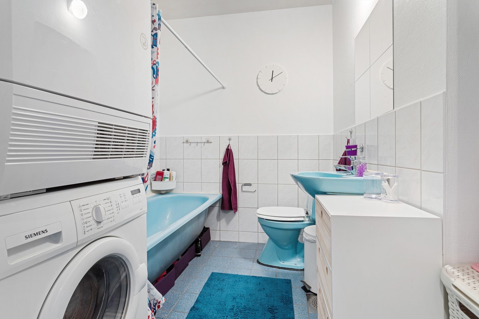 Bad av eldre dato med badekar. Galleribilde