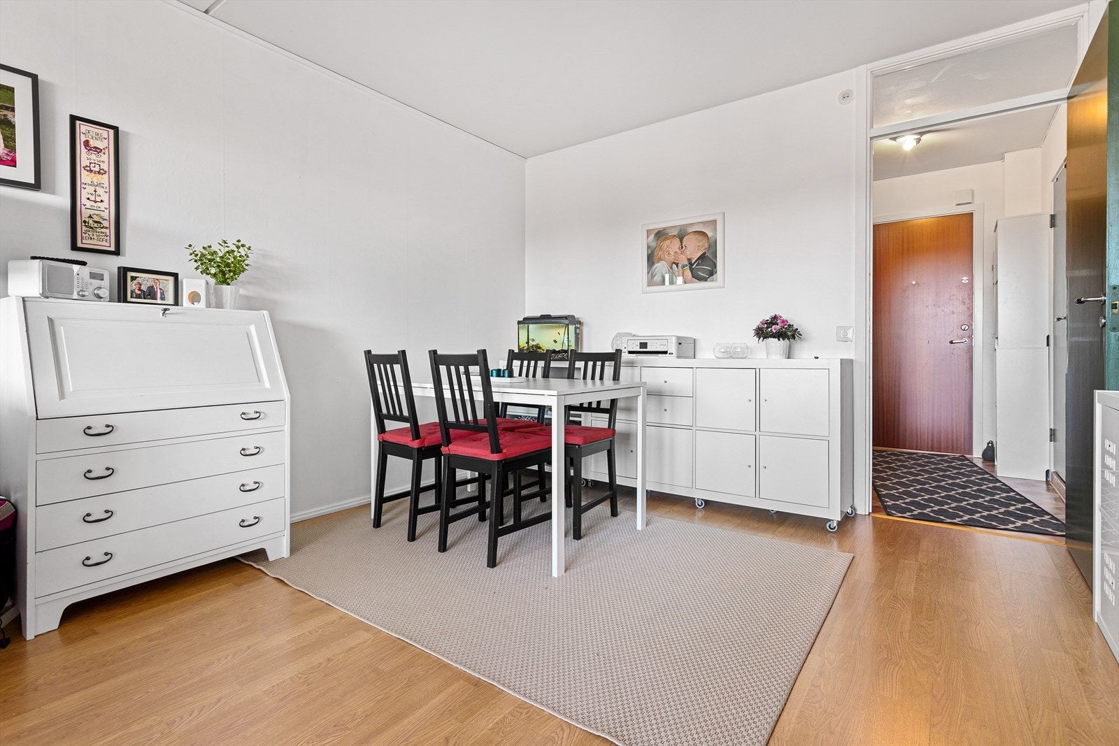 God plass til spisestue med tilhørende møblement. Galleribilde