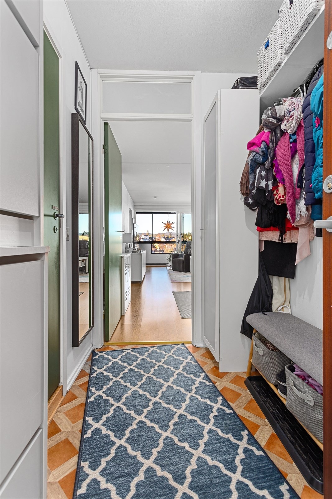 Inngangsparti med noe garderobeplass. Galleribilde