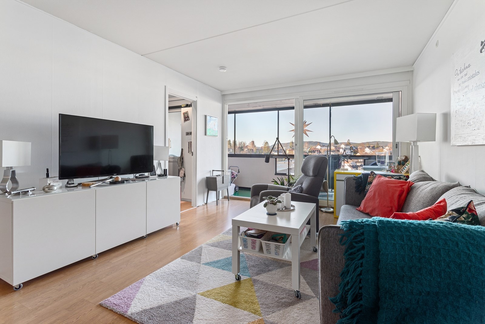 God plass til sofa og tilhørende møblement. Galleribilde