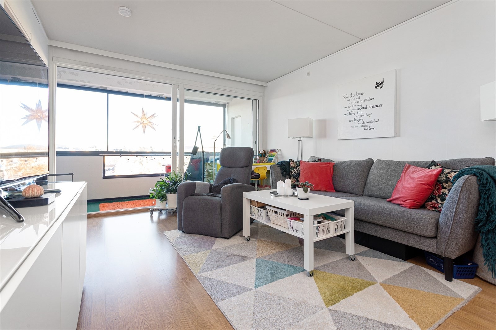 God plass til sofa og tilhørende møblement. Galleribilde