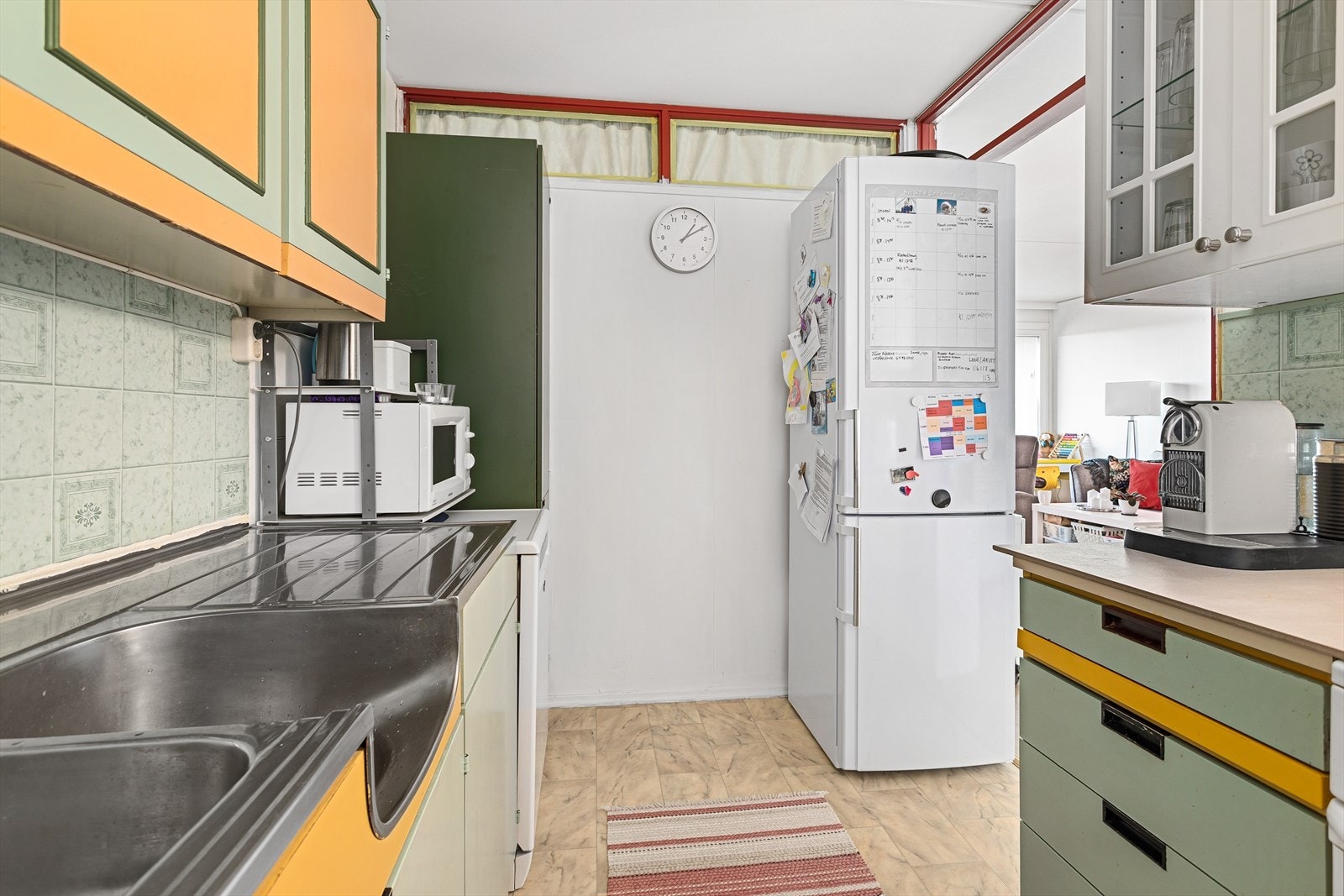 Laminat på gulvet og 80 L varmtvannstank under kjøkkenbenk. Galleribilde