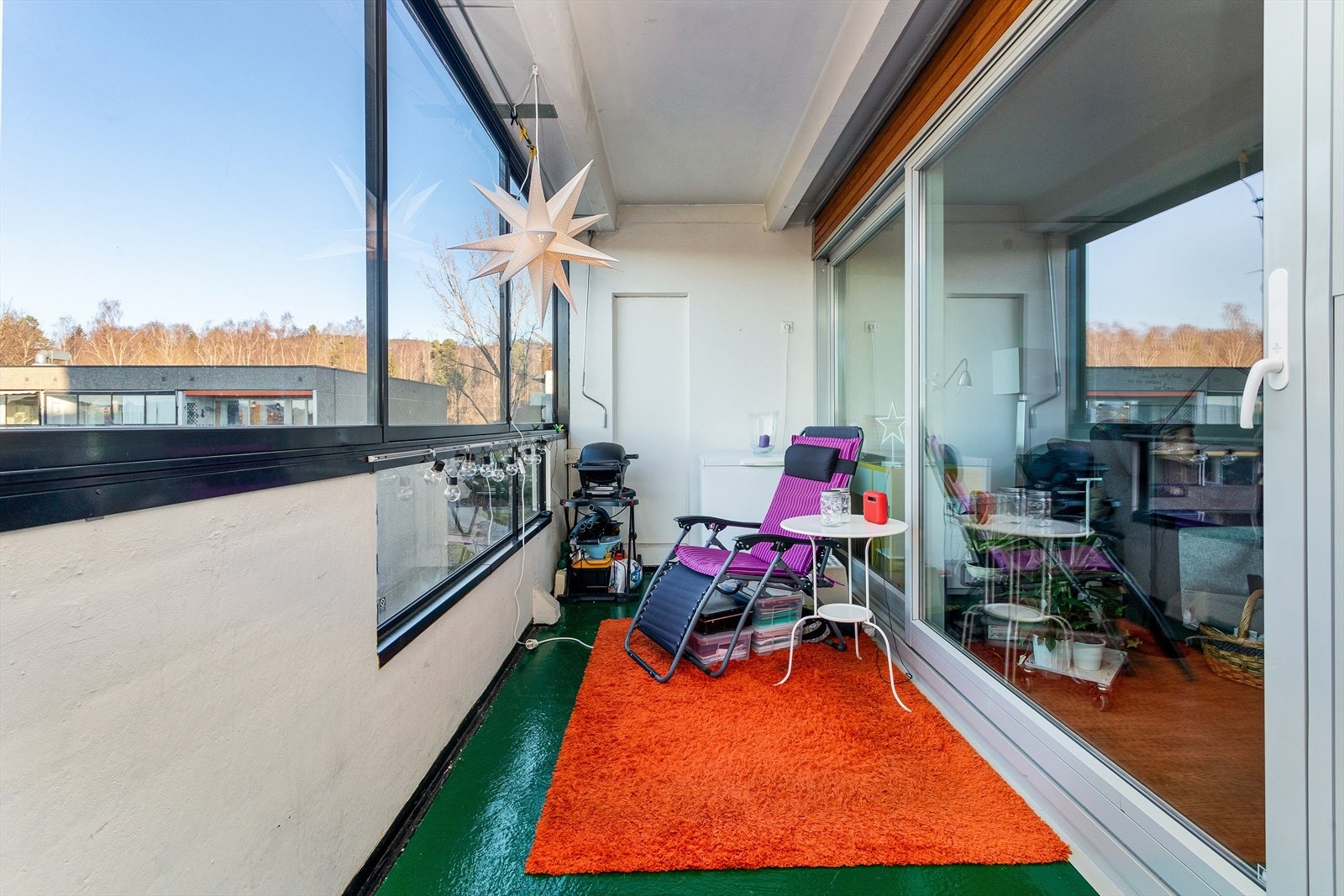 Luftig balkong på ca 10 kvm med flott utsikt over nærmiljøet og gode solforhold. Galleribilde