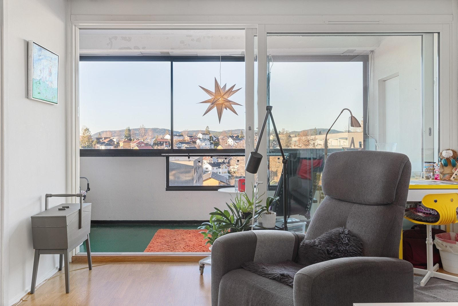 Store vinduer sørger for rikelig med naturlig lys. Galleribilde