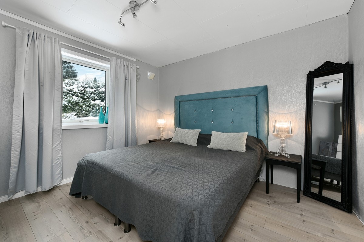 Eneboligen har tre romslige soverom i første etasje, alle med god plass til skap. Galleribilde