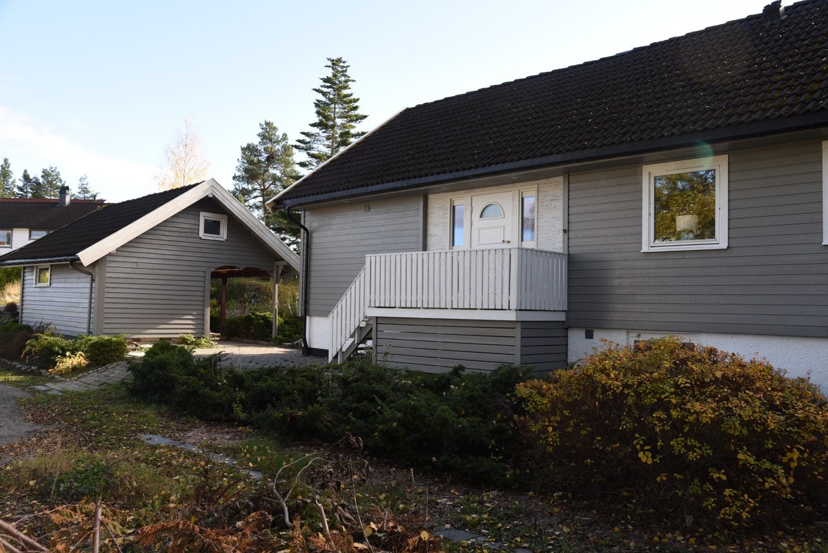 Innholdsrik enebolig med garasje og carport - Stor hage med hekk - Trafikkstille og barnevennlig beliggenhet! Galleribilde