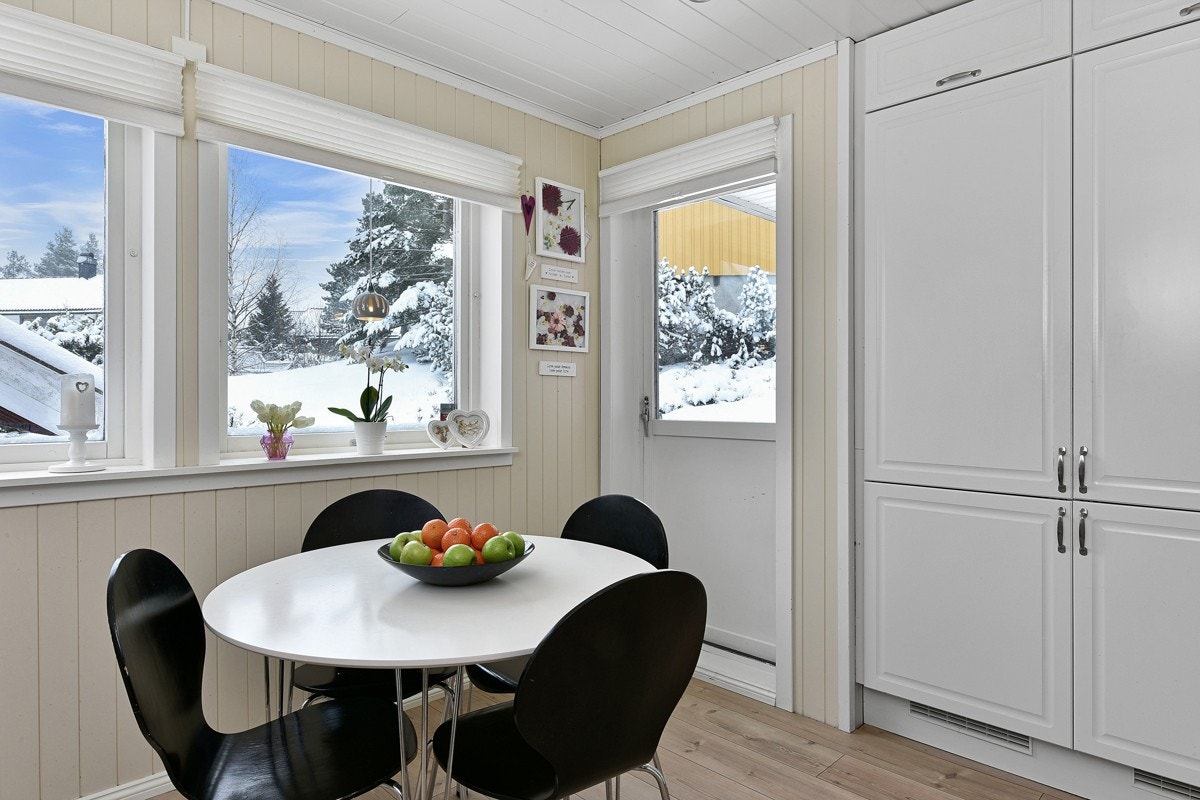 Kjøkkenet har også gulvvarme, downlights og plass til hele familien rundt spisebordet. Galleribilde