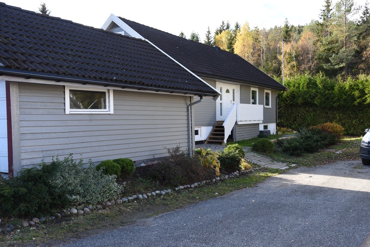 Eiendommen har 3,6 km til Tømmeråsen barneskole. For elever i ungdomstrinnene er det 3,9 km til Svelvik ungdomsskole. Galleribilde