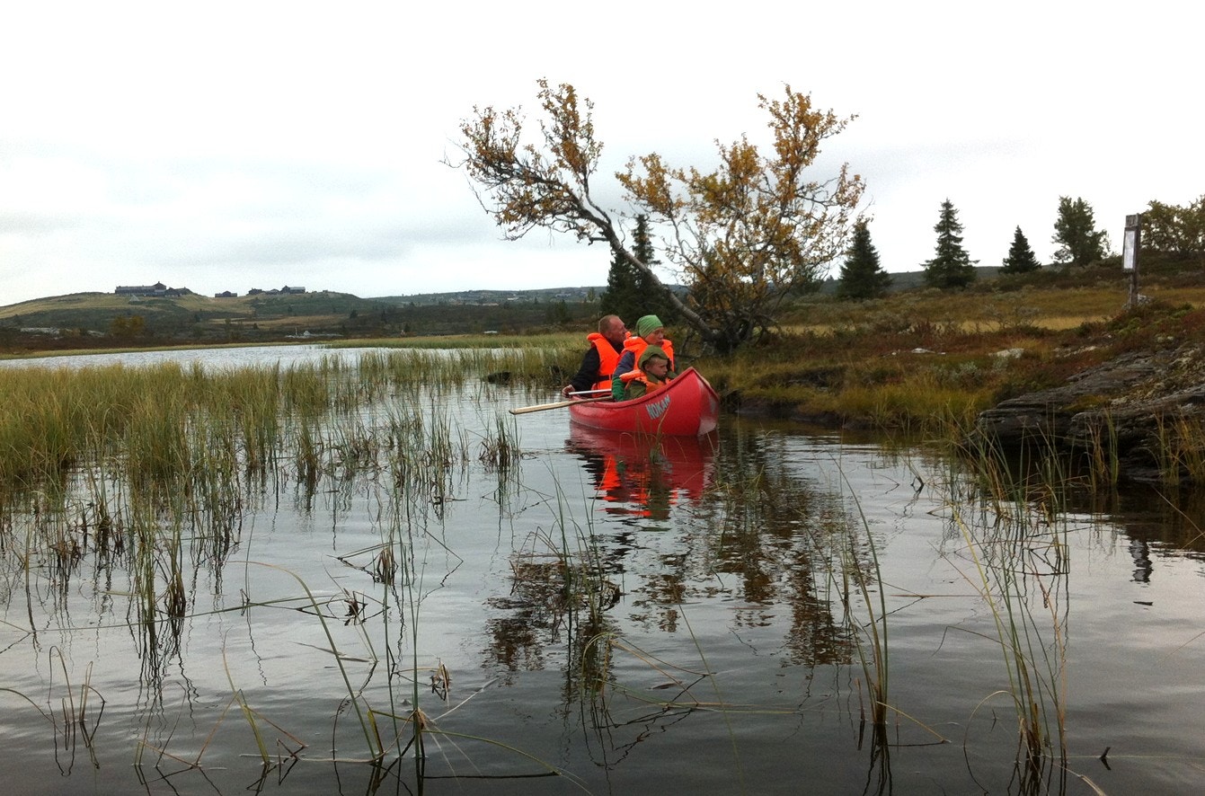 Området har mange lett tilgjengelige fiskevann - også egnet for kanotur som her. Galleribilde