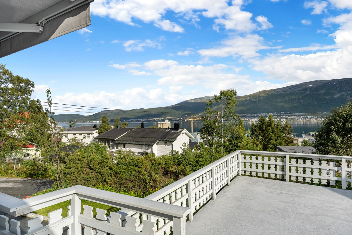 Utsikt mot nordøst fra terrasse