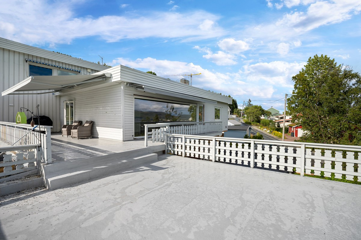 Stor terrasse med utgang fra stue og sov 3, samt elektriske markiser med fjernkontroll