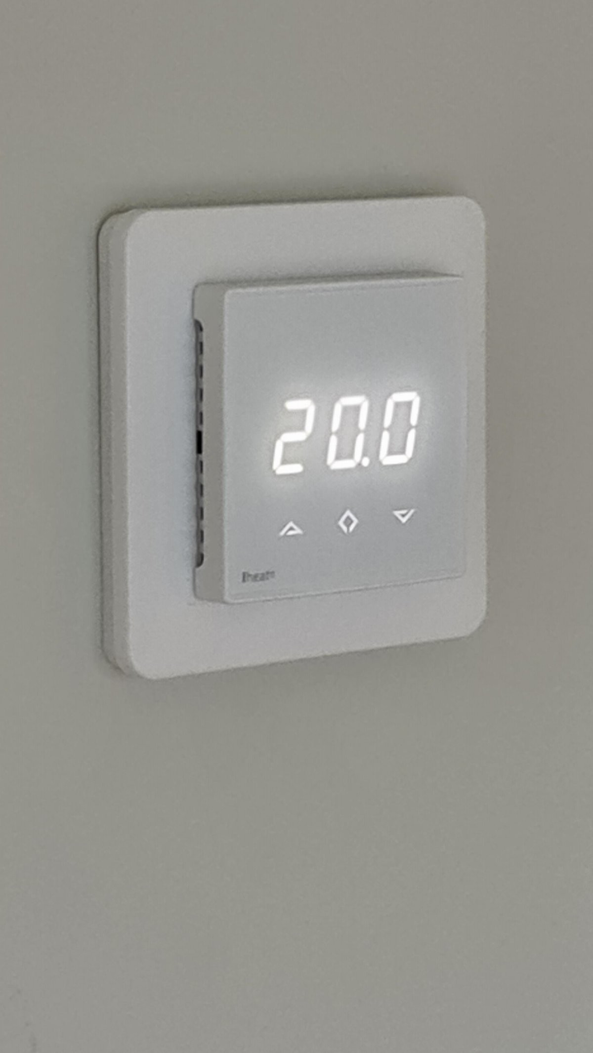Elektrisk gulvvarme; sov 1, sov 2, sov 4, bad 1, bad 2, kjøkken 1 og stue.