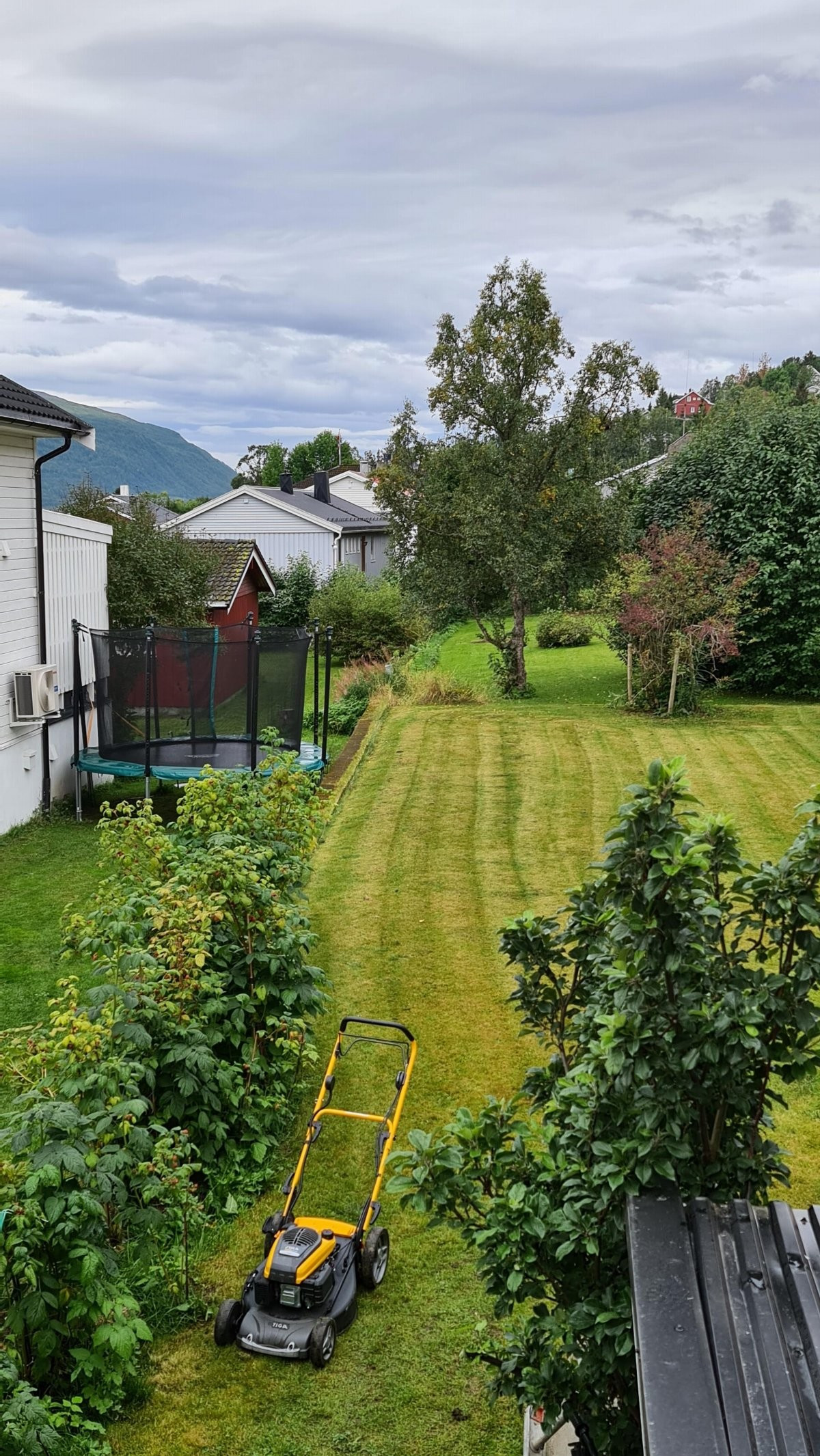 Utsikt mot sør fra terrasse og sov 3 balkongdører, gressklippere og snøfresere kan lånes etter behov
