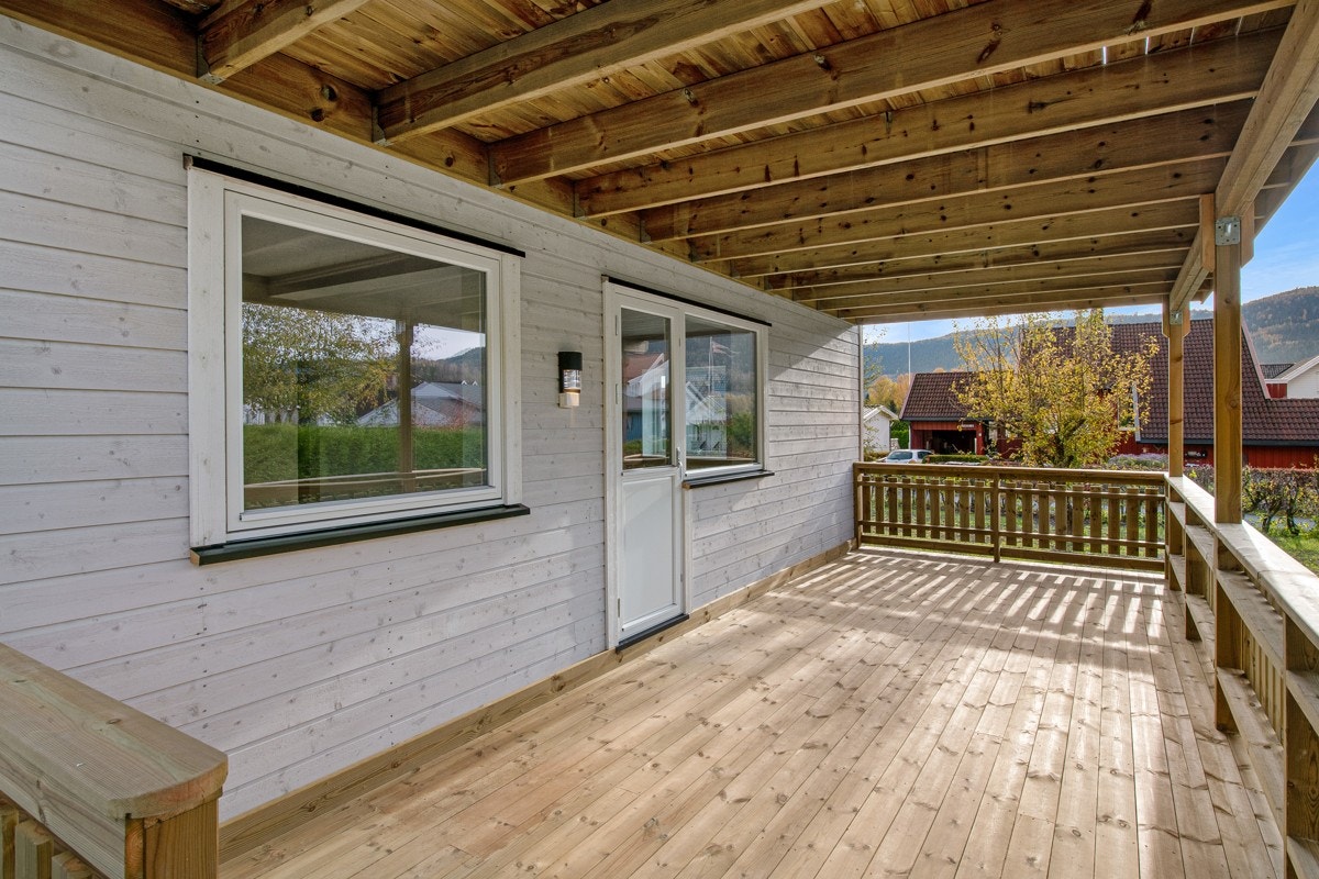 Det er god plass til utemøblement og grill. Galleribilde