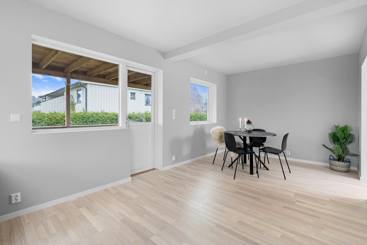 Fra stuen er det utgang til en sydvestvendt terrasse på ca. 21 kvm. Galleribilde