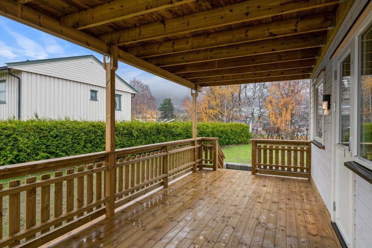 Terrassen har god plass til møbelement. Galleribilde