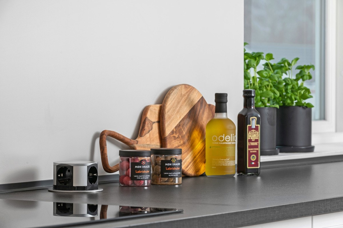 Det er også montert benkestikk med usb-uttak. Galleribilde