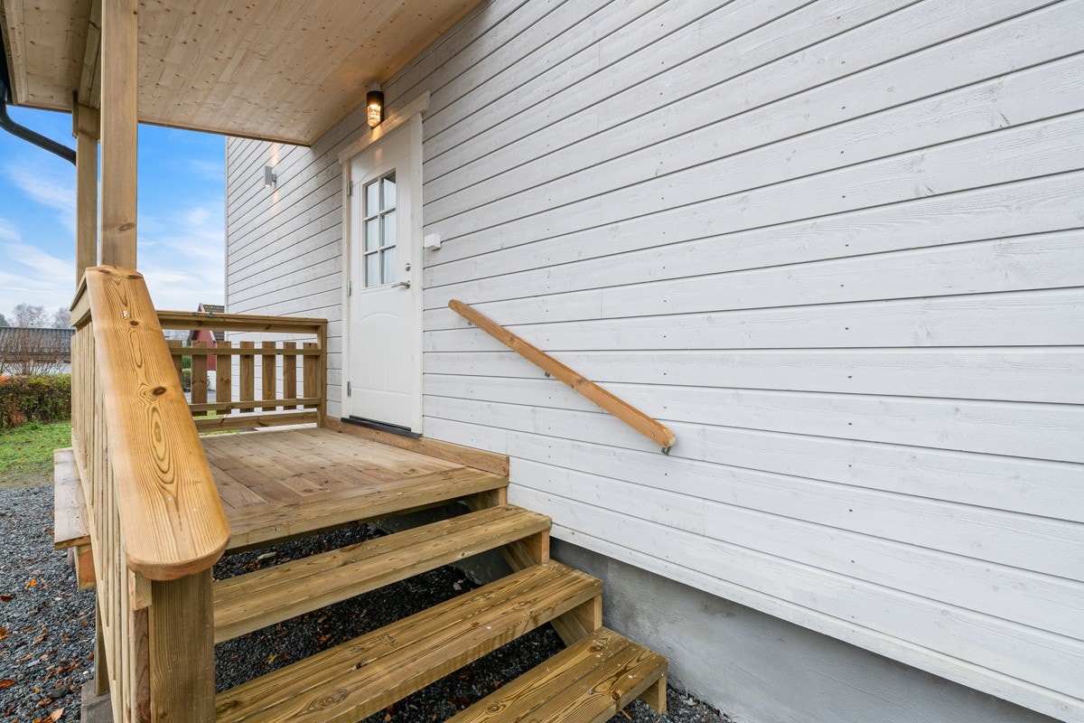 Leiligheten ligger i første etasje, og har adkomst via felles trappeoppgang. Galleribilde