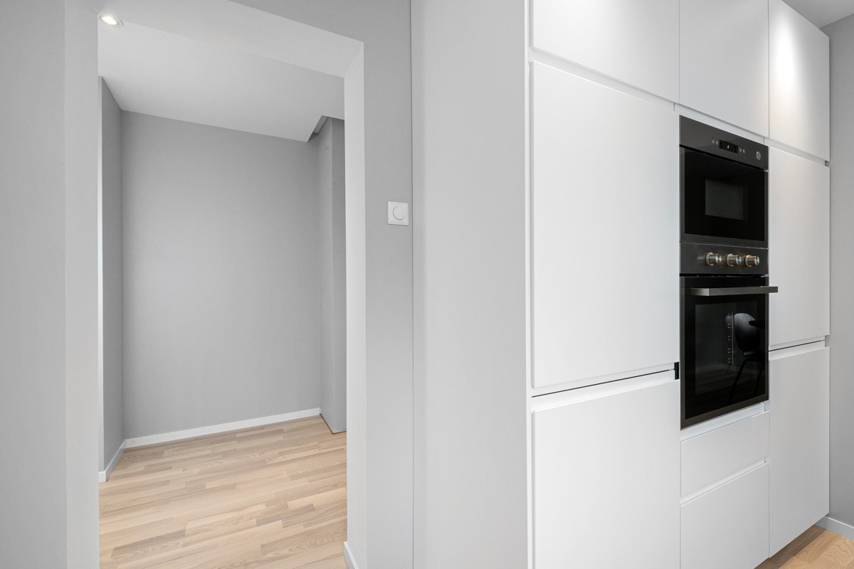 Videre er kjøkkenet utstyrt med integrerte hvitevarer som kjøl-/fryseskap, mikro, stekeovn og koketopp. Galleribilde