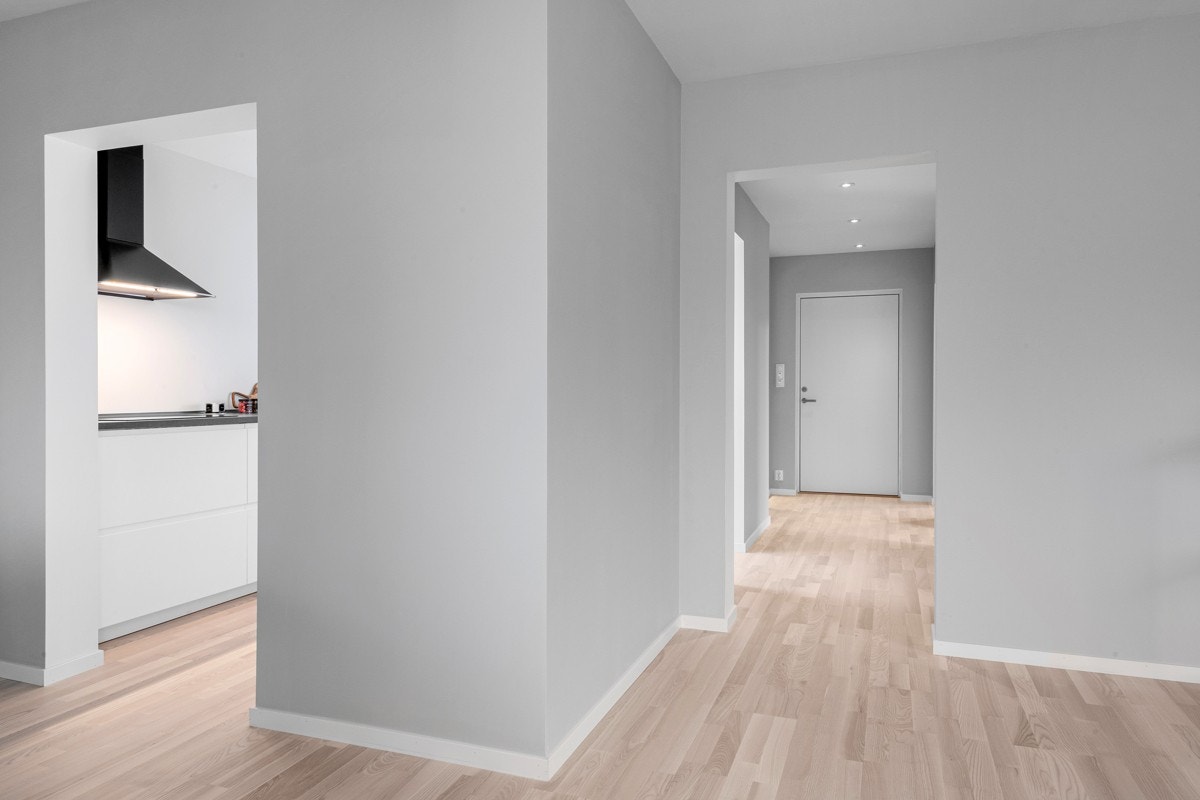 Stuen oppleves luftig og innbydende med gråmalte og slette vegger. Galleribilde