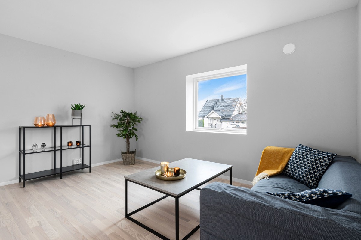 De gode gulvflatene byr på fin plass til sofagruppe og tv-møblement. Galleribilde