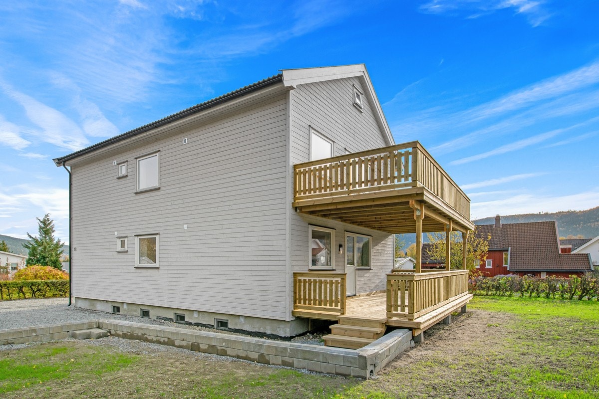 Terrassen var ny i 2020, og har dekke og rekkverk i tre. Galleribilde