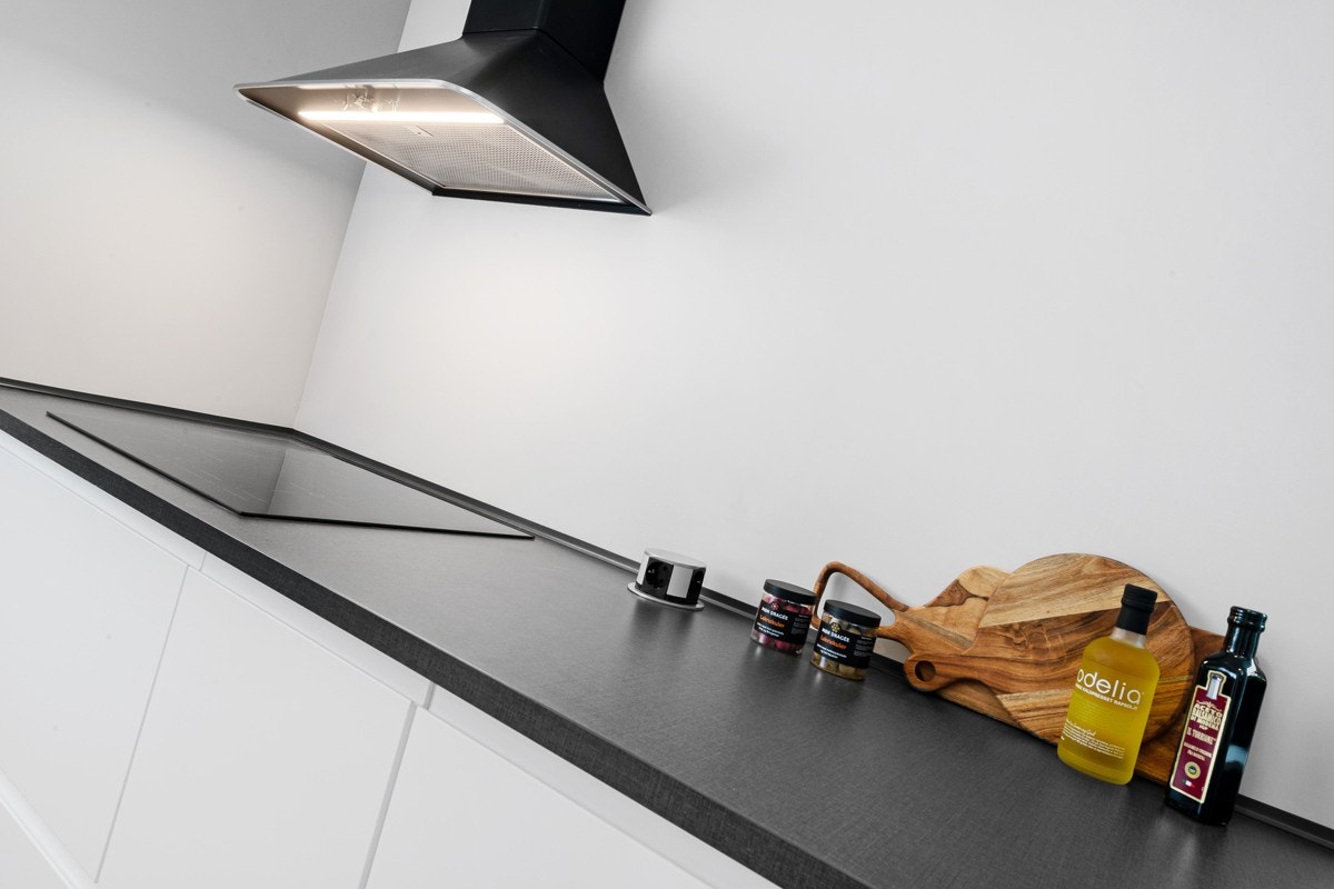 Langstrakte benkeflater og rikelig med oppbevaringsplass. Galleribilde