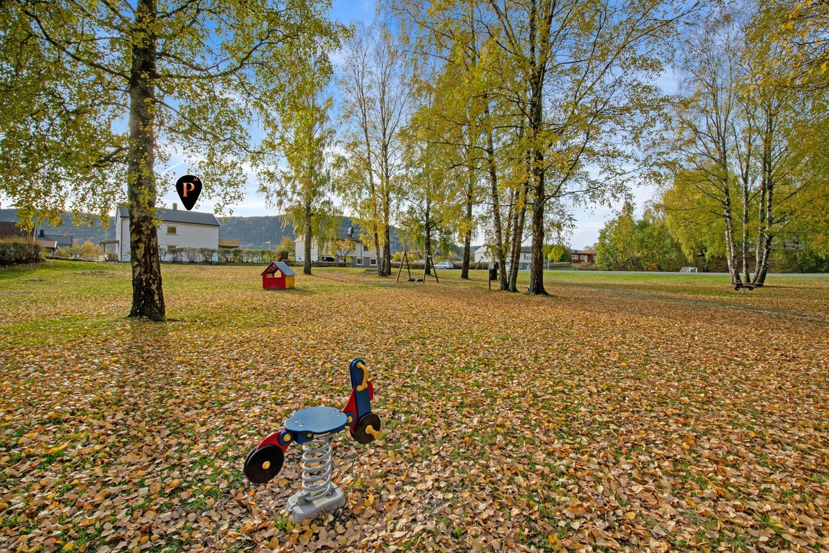 Eiendommen ligger i et meget attraktivt og barnevennlig boligområde på Solbergmoen. Galleribilde