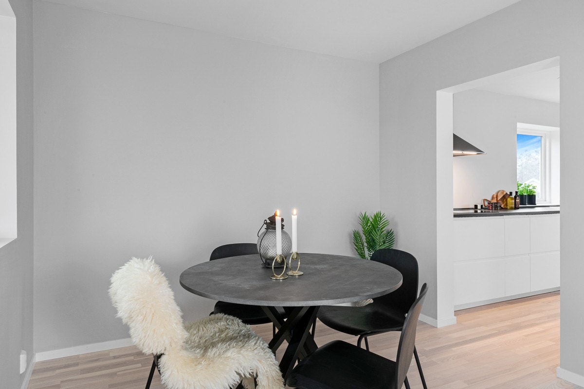 Spisestuen ligger rett på utsiden av kjøkkenet. Galleribilde