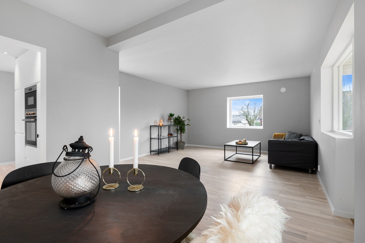 Stuen har listfrie overganger og tidsmessig parkettgulv. Galleribilde