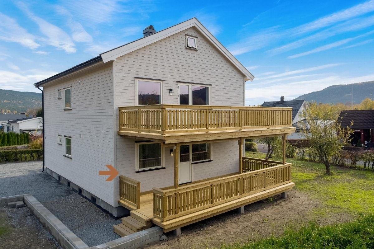 Velkommen til Bukta 18 A en renovert og innbydende halvpart av en horisontaldelt tomannsbolig. Galleribilde