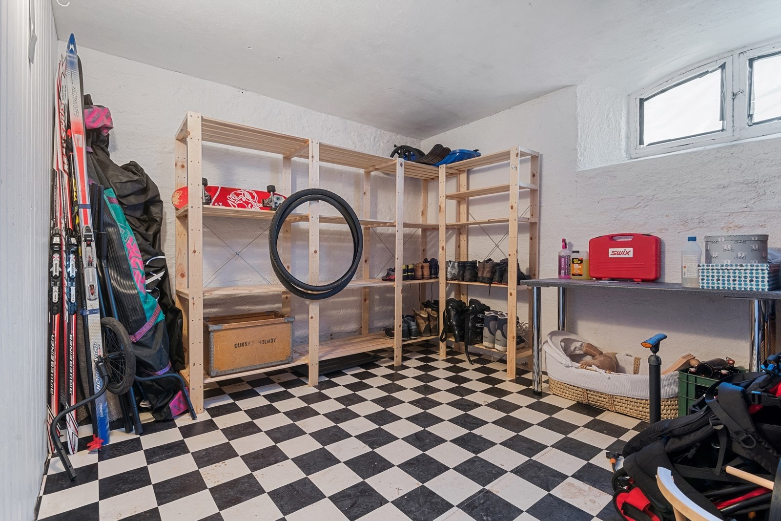 Leiligheten har godt med lagringsplass i en stor, disponibel kjellerbod. Galleribilde